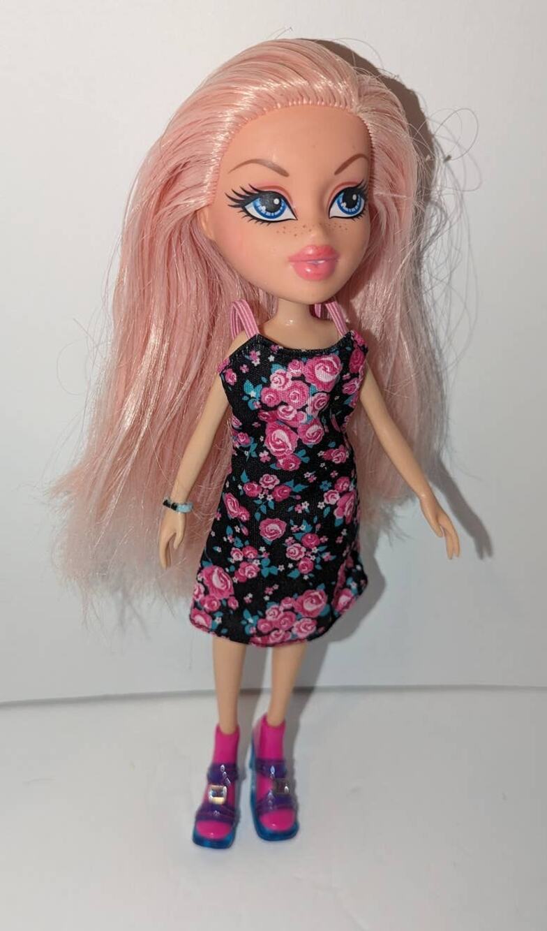 MGA Bratz Selfie Snap Chloe Doll Pastel Pink Hair Beautiful Collectible
